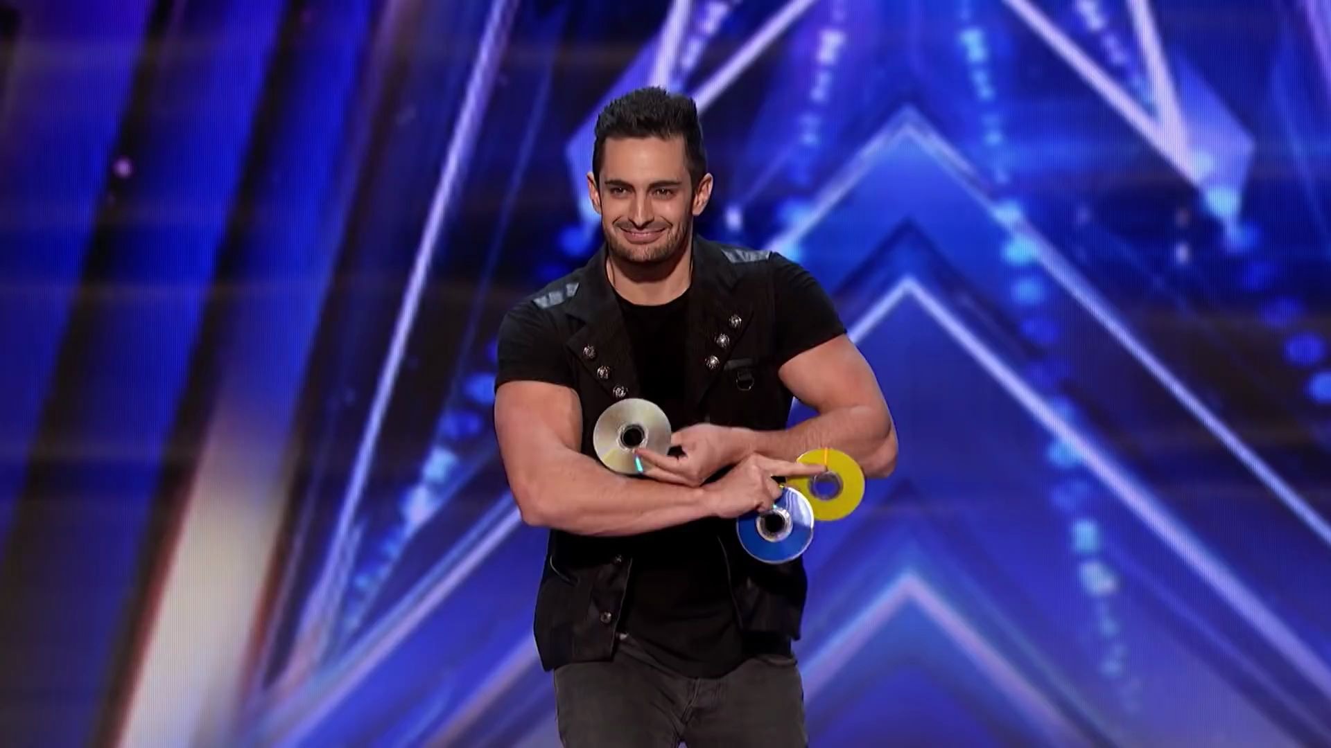 魔术师florian sainvet在美国达人秀上用cd表演魔术 - americas got