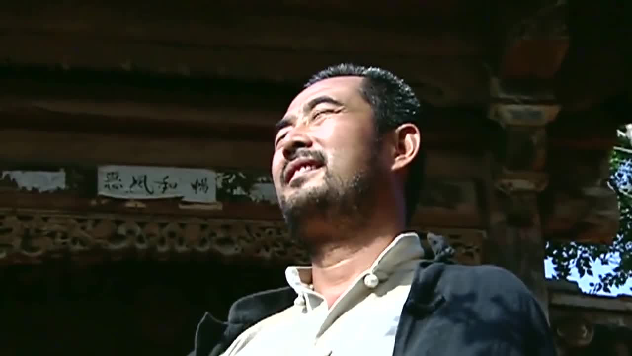 小兵张嘎:汉奸吃瓜不给钱,卖瓜贩子拿下草帽,汉奸吓得喊爷爷