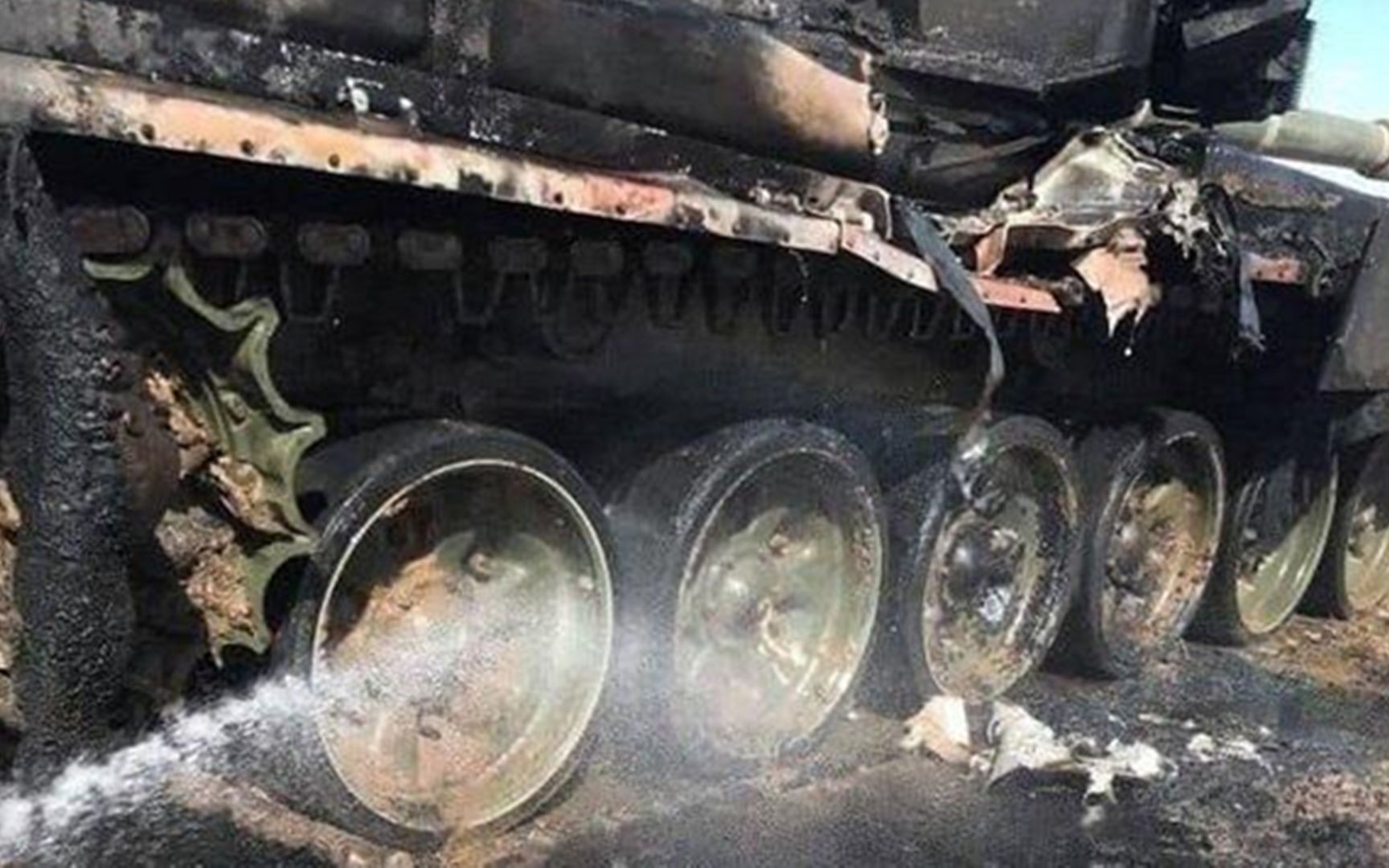 俄军主战坦克遭友军误击反应装甲被炸飞乘员恐凶多吉少