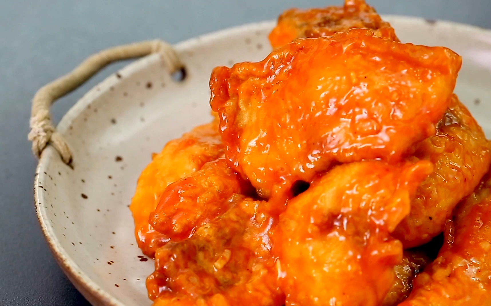 上桌秒无的一道糖醋瓦块鱼,口味酸甜,外脆内嫩