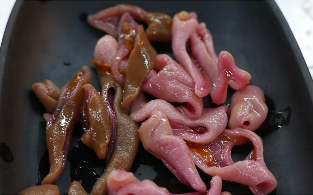 韩国街头美食 海肠刺身 看的有点头皮发麻 重口味