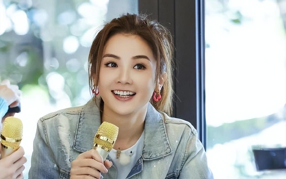 阿sa:与郑中基隐婚4年,包养陈伟霆5年,迷倒百亿太子爷!