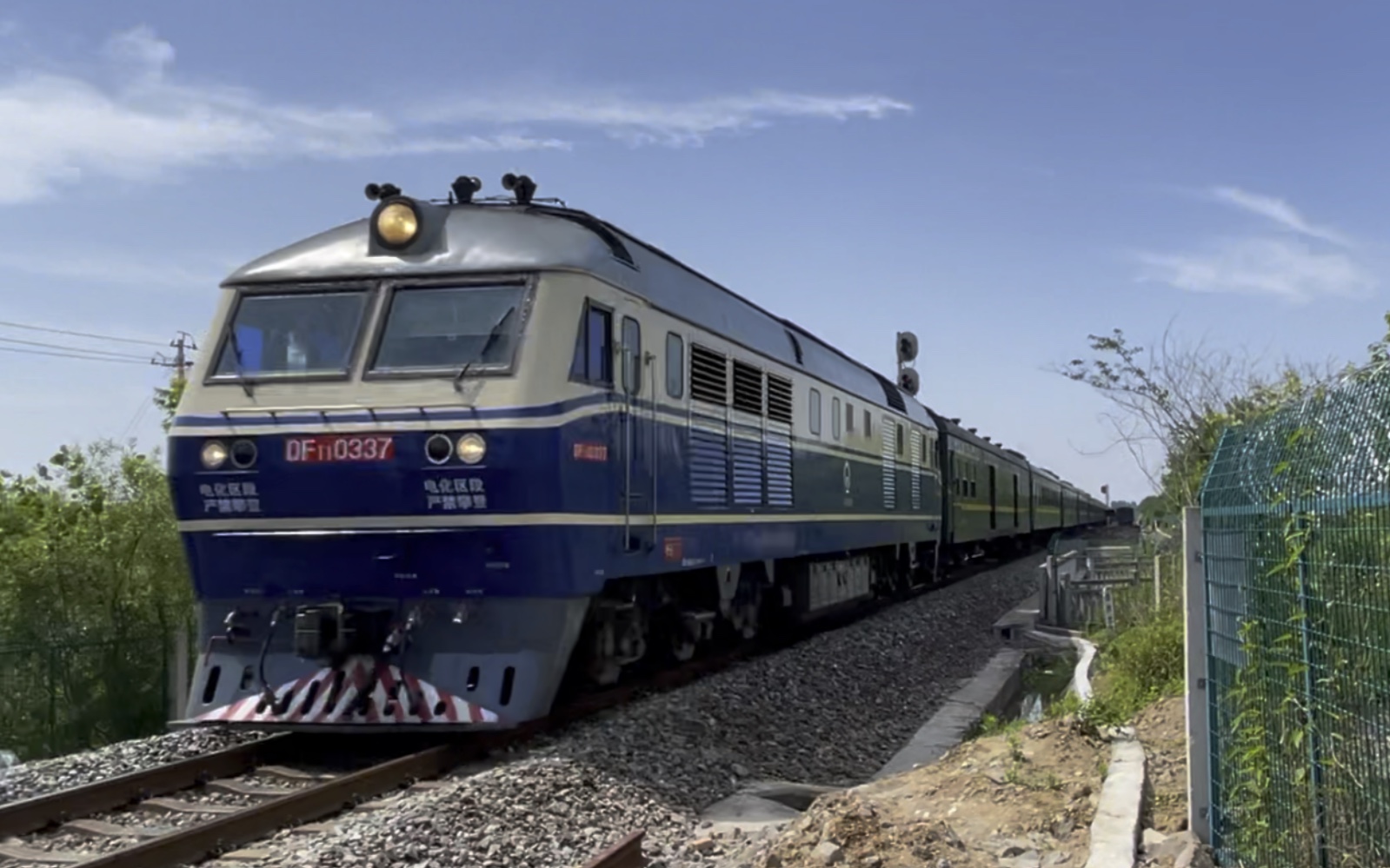 上局合段 df11 0337牵引t221次(合肥-广州东)通过合九铁路丰乐车站