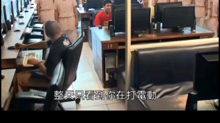 阿伟又在玩电动