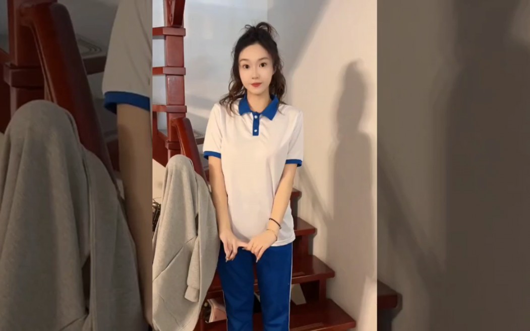 当我的女朋友突然穿起了她高中时的校服.