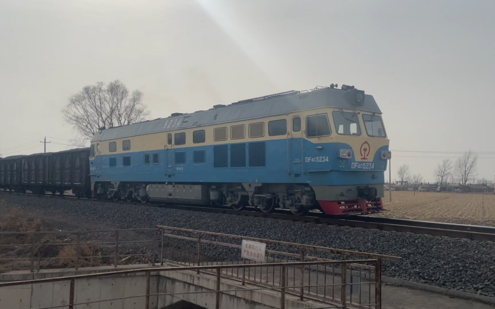 吉舒线桥-15哈局哈段df4c5234牵引敞车集装箱罐车编