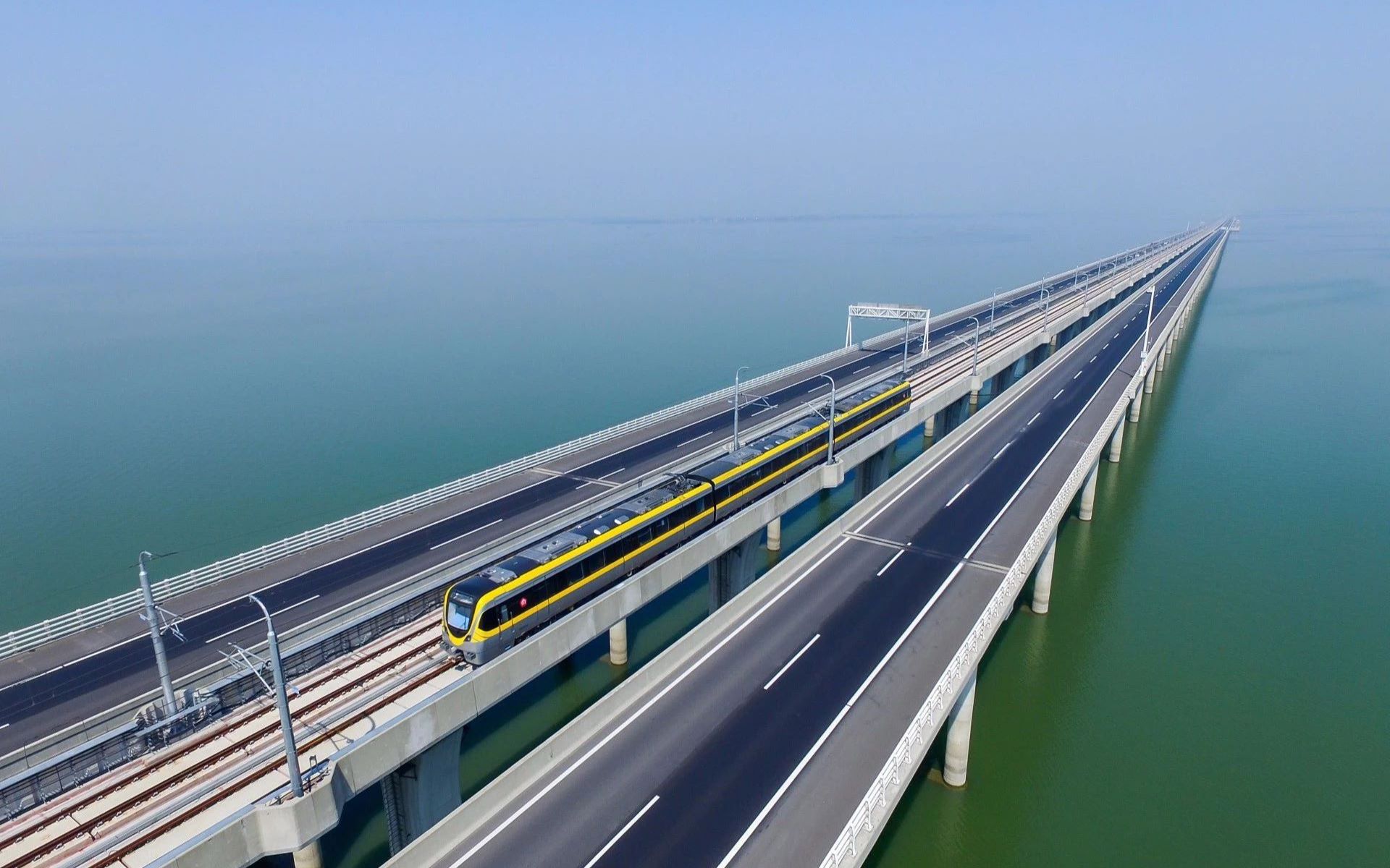 坐地铁在南京看海,穿过石臼湖的s9号线,现实版本的"海上列车"!