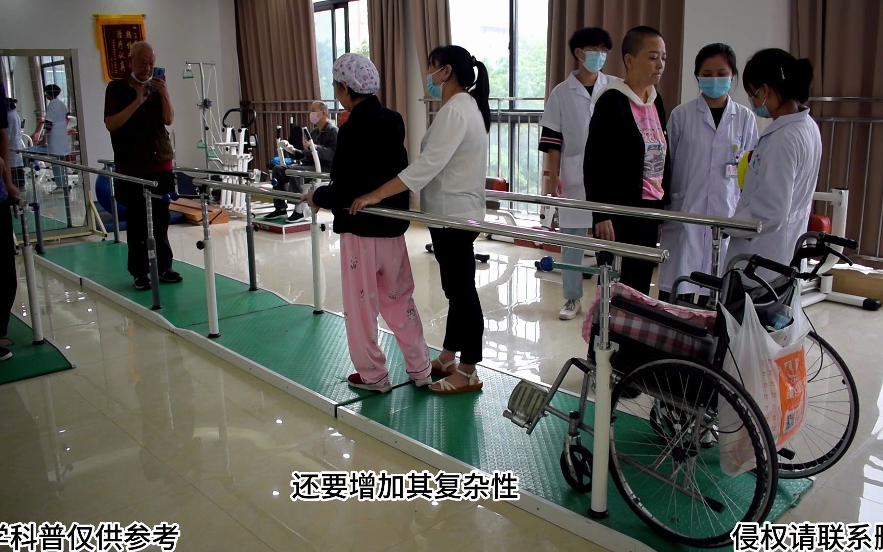 医院康复医生陪同患者做步行运动康复训练