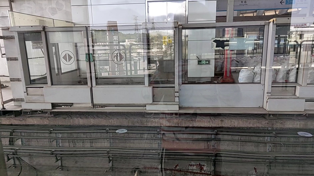 大运站还没有更换的半高屏蔽门