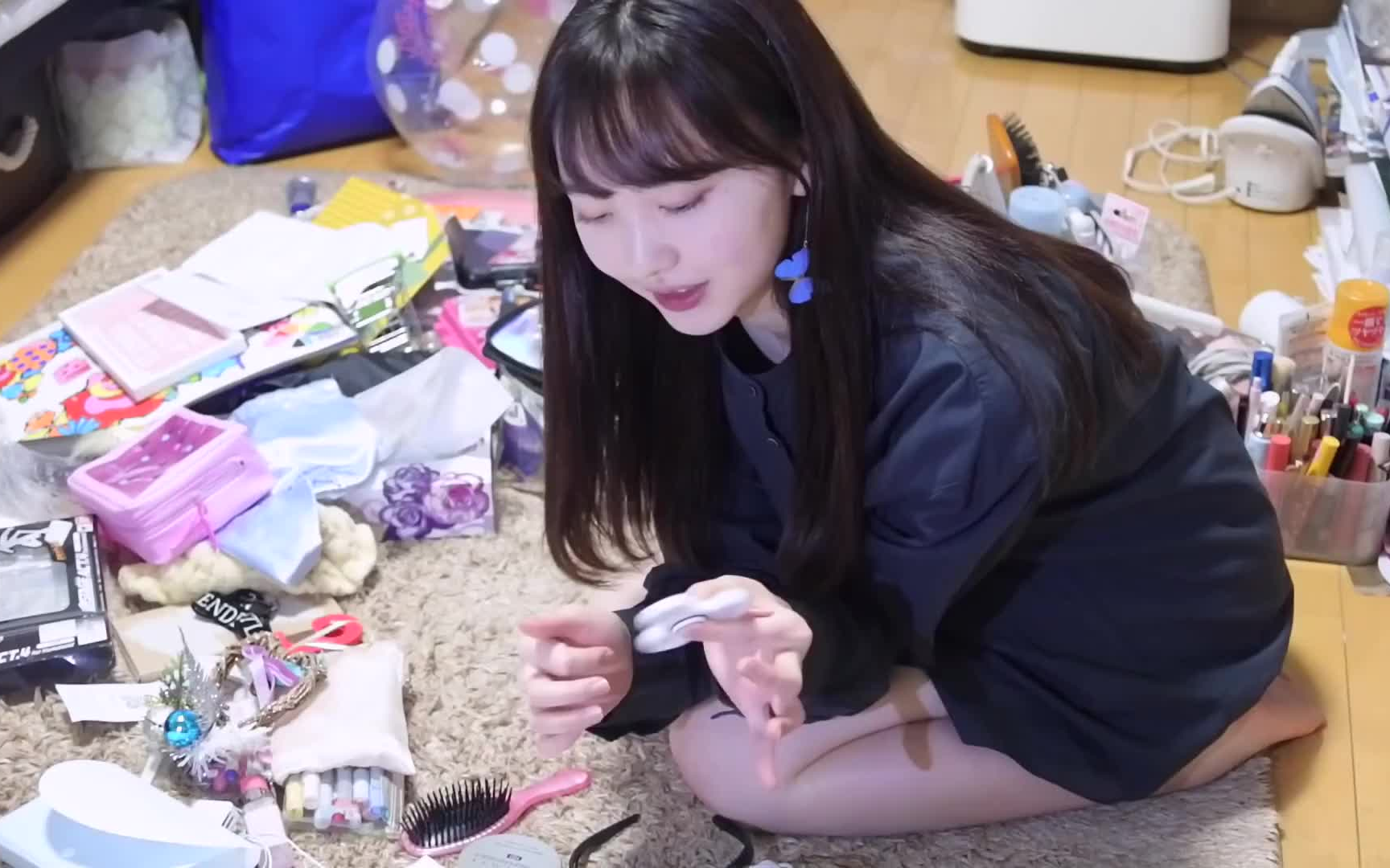 【日本宅女mako】mako穿着可爱长袜整理小物件—up真的顶不住了~_哔哩