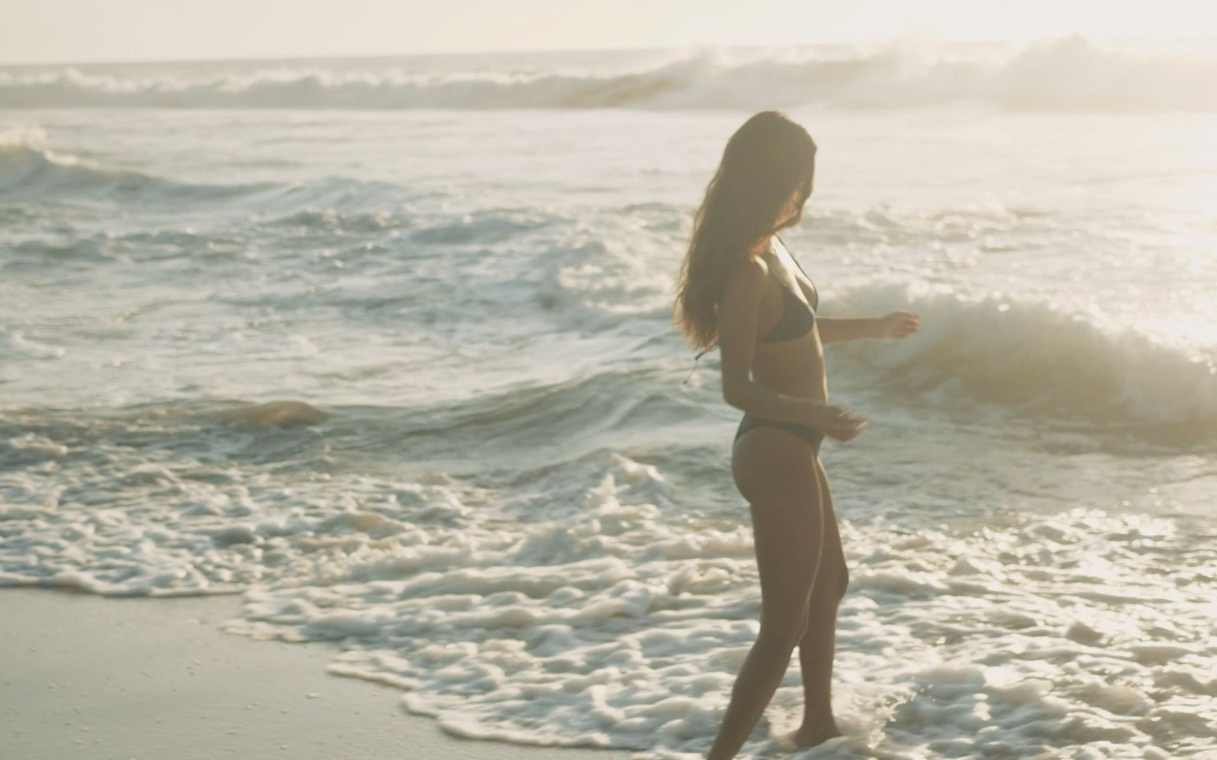 [图]4K - happy-woman-at-the-beach