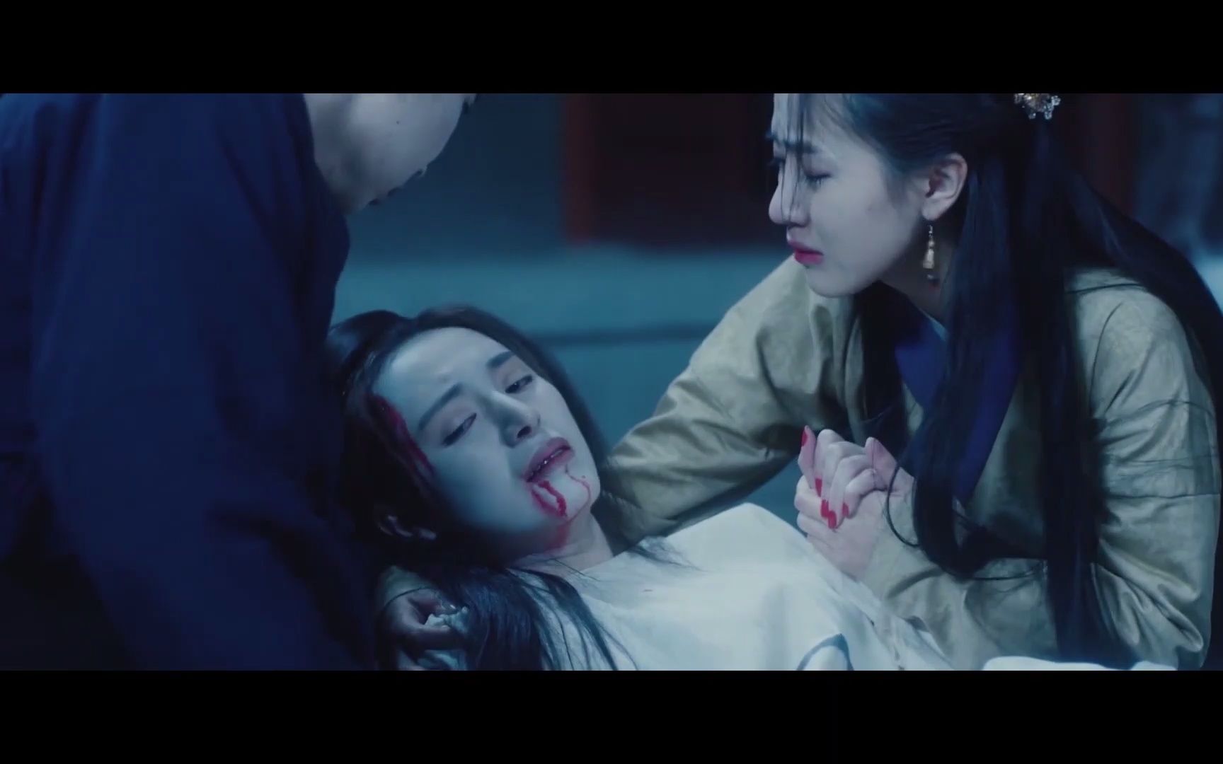 難逃反派毒手 熟女大口吐血戰死