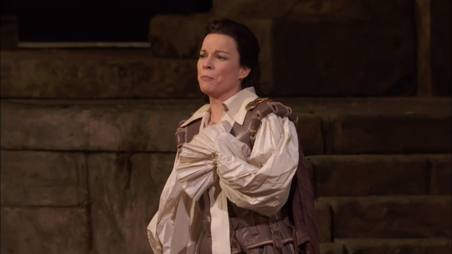 女中音歌唱家elina garanca大都会歌剧院演唱《蒂托的仁慈》中的