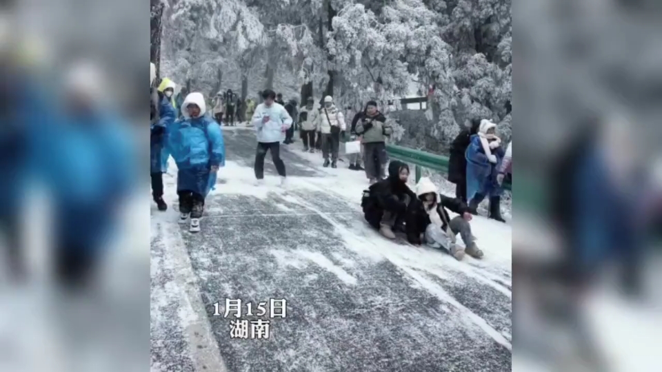 [图]南岳衡山上山两小时，下山5秒钟。还有人滑过了护栏掉进了沟里！