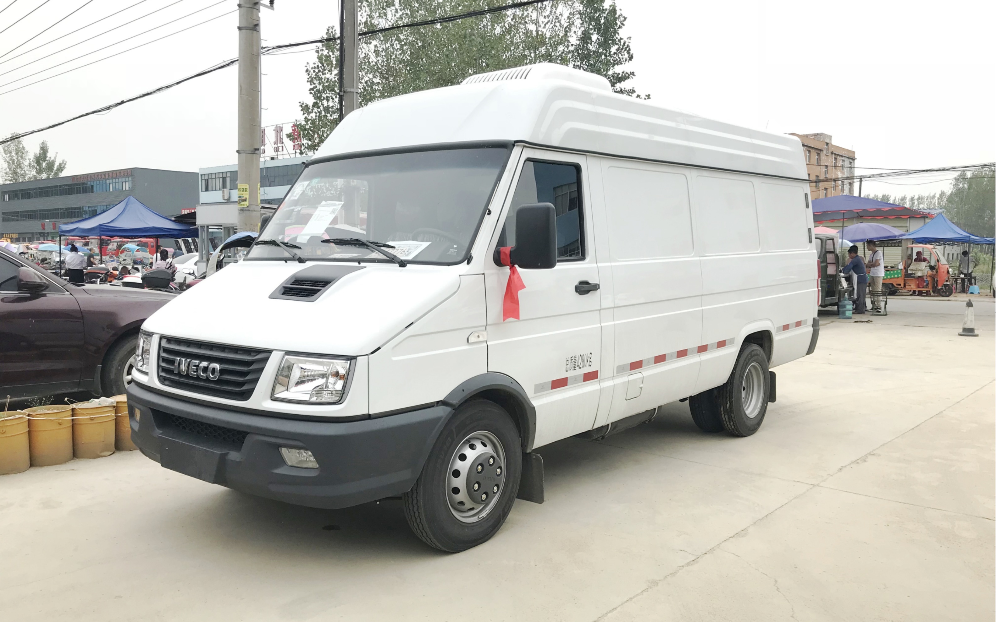 国六依维柯面包冷藏车