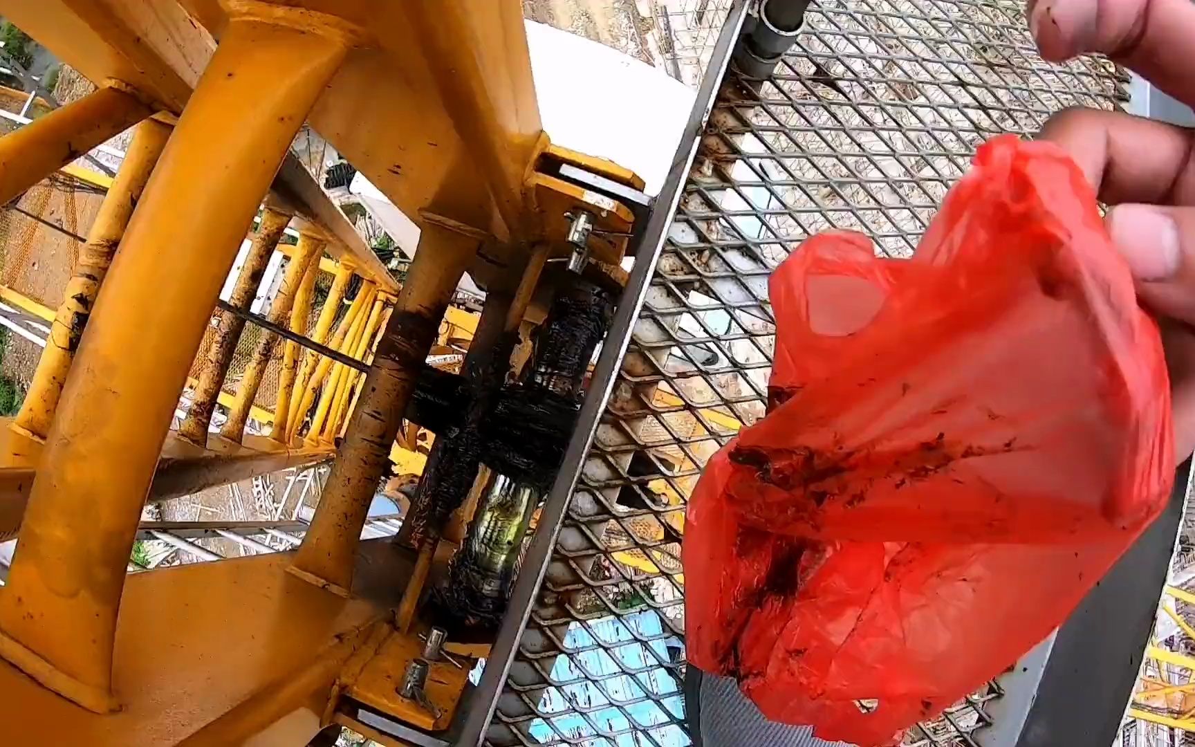 爬到塔吊顶端打黄油,有风来感觉全身都晃动,那一刻心跳都加速了