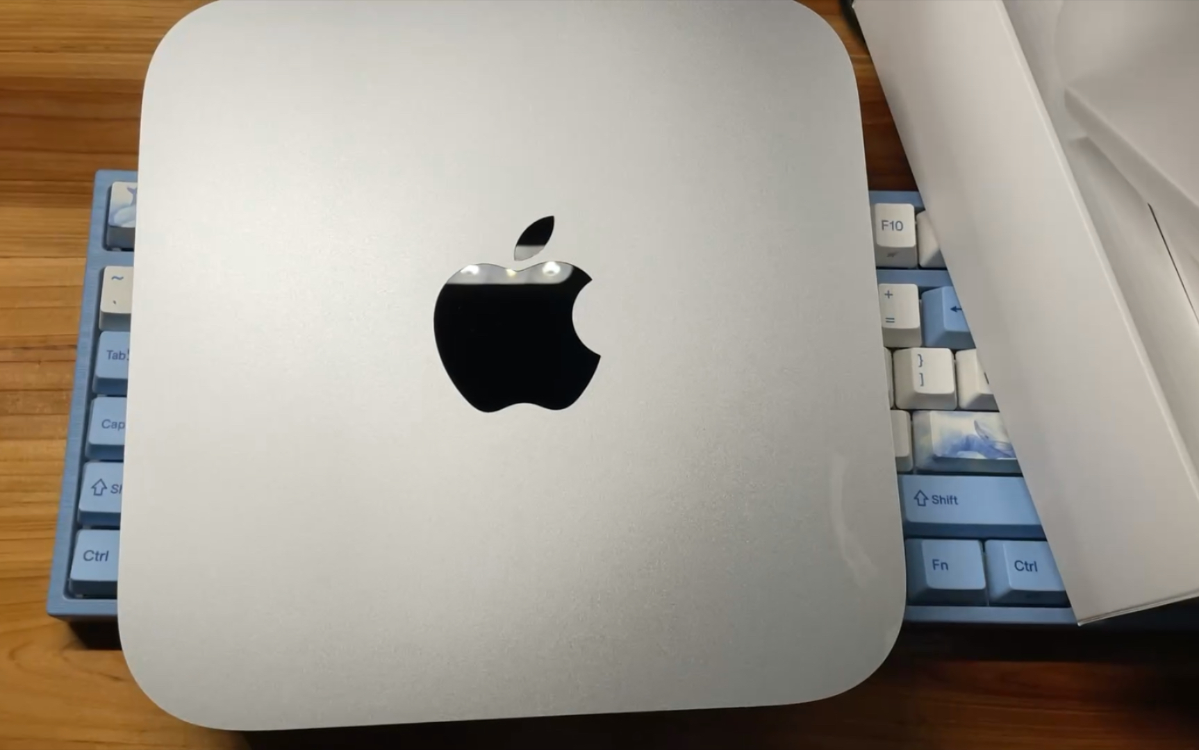 苹果mac mini m1版开箱,感觉这主机很q很mini ,就像一个机顶盒