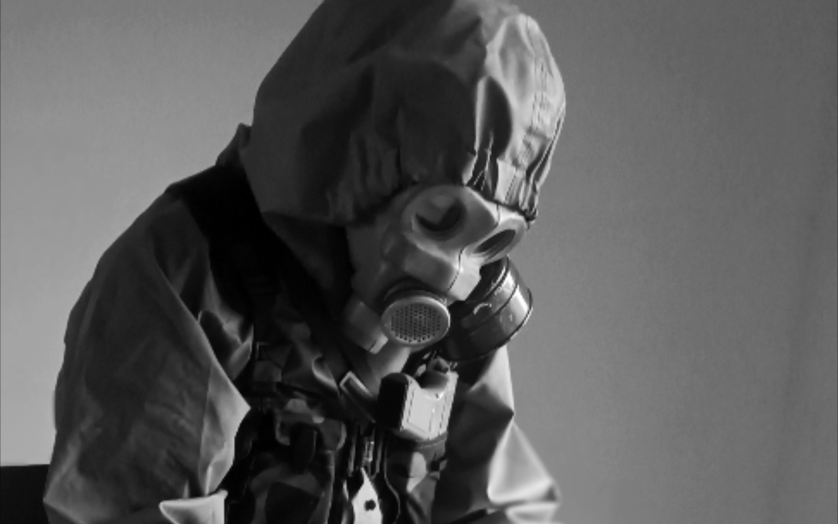 试穿pla现役的ffy03型防化服