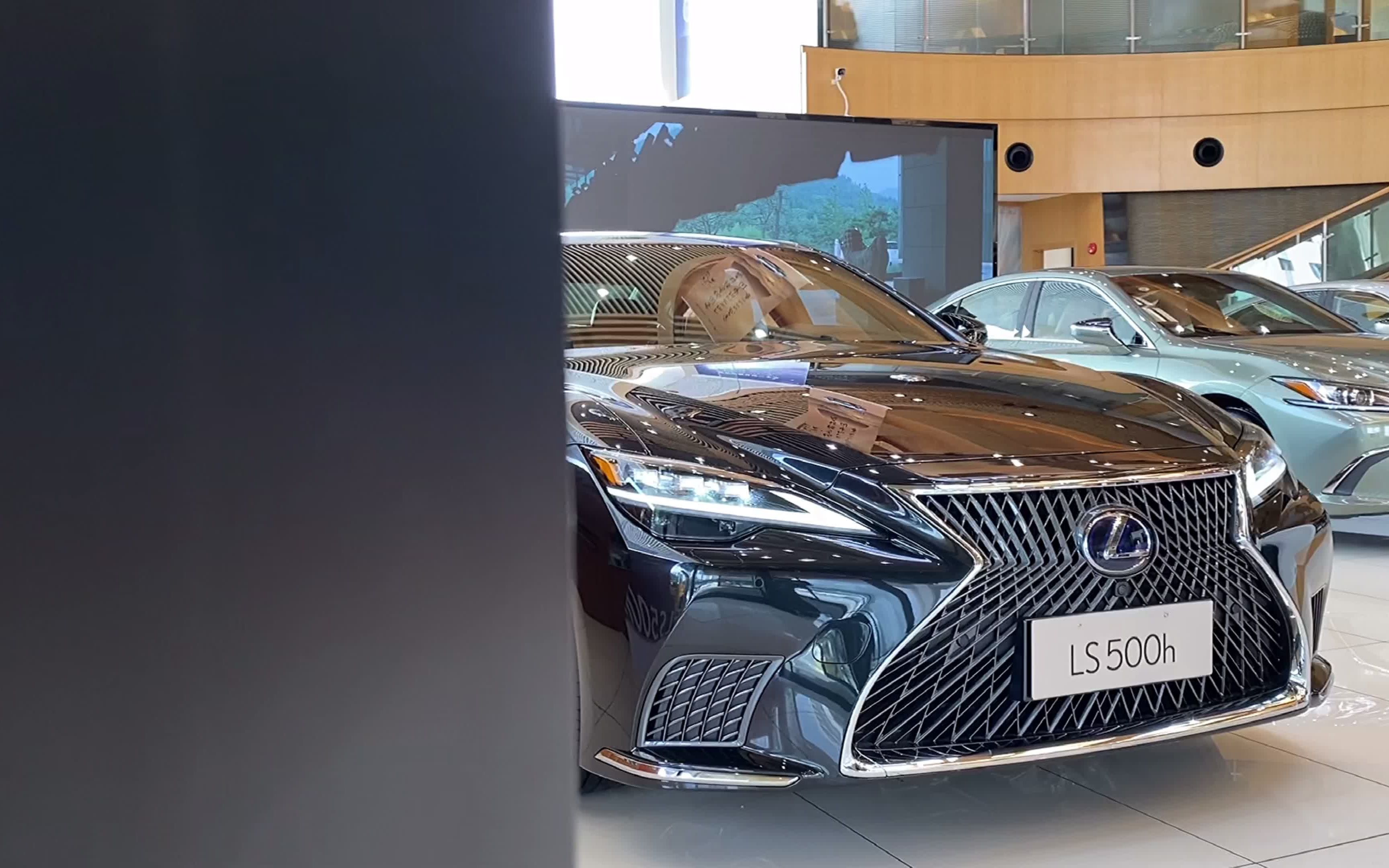 雷克萨斯ls500h,君子风范,光而不耀!有雷克萨斯的地方就有迪拜蓝