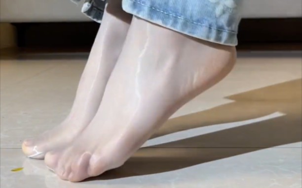 纯欲白丝 这个夏天这么热咱们早晚都会熟的 踩一下无辜的小兔子