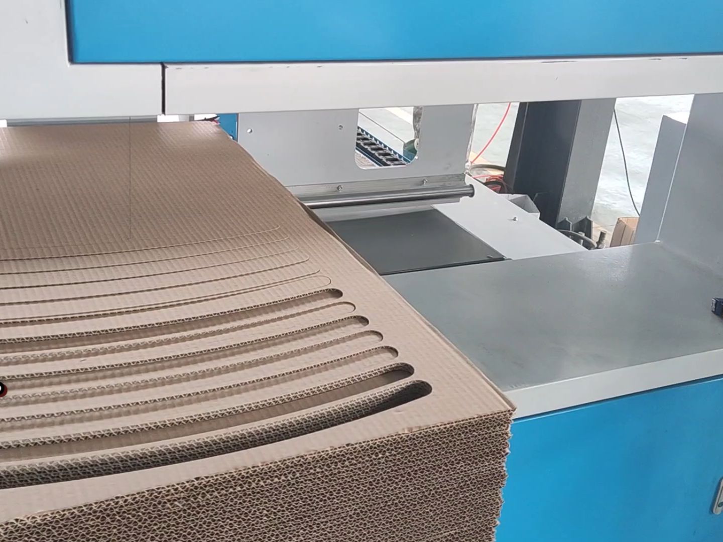 瓦楞猫抓板机器 eva包装内衬切割机器 视频