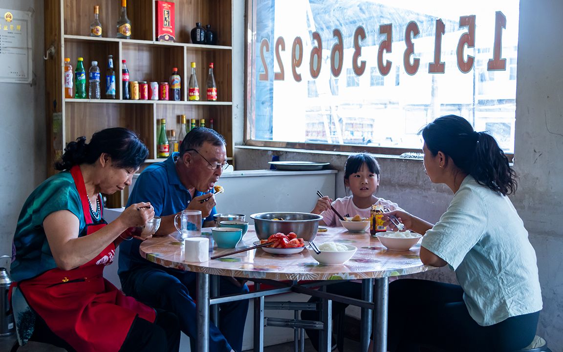 给婆婆送菜,中午蒸米饭,小勇做乱炖,豆角土豆五花肉一锅炖,一家人吃美