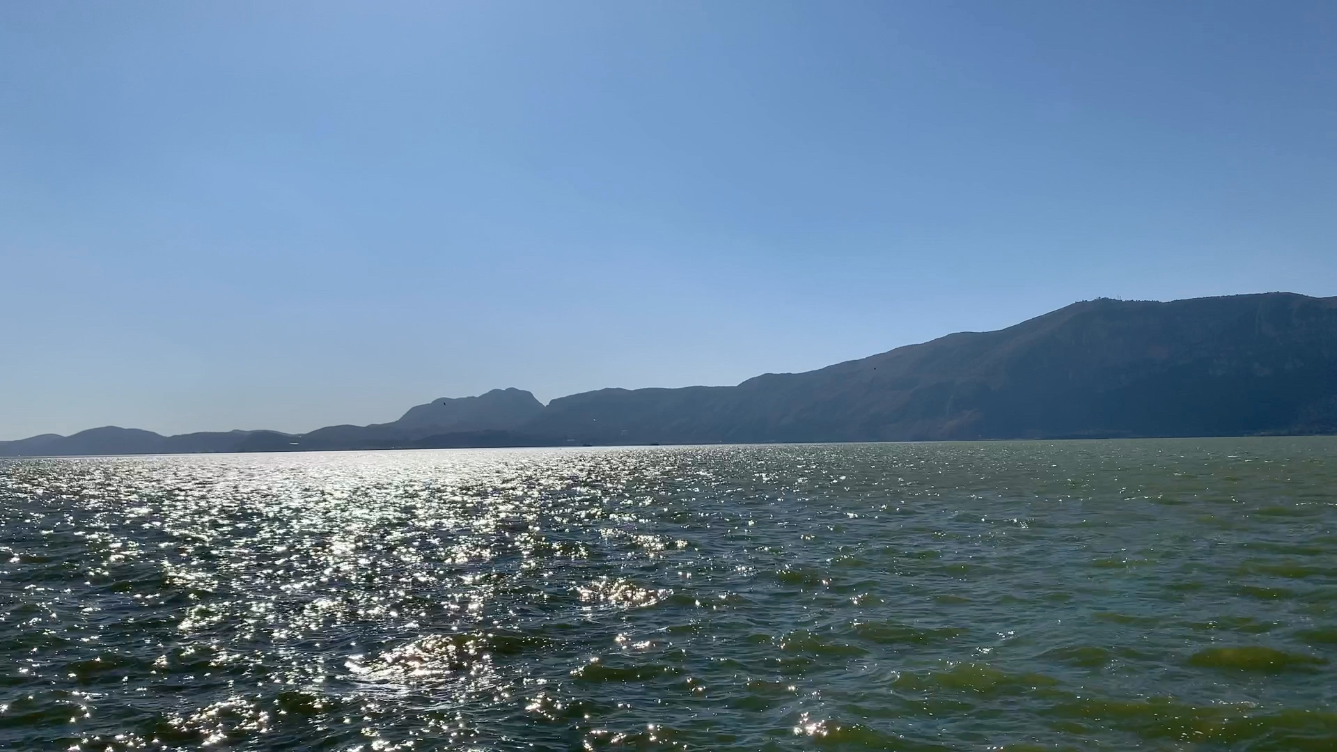 看着波光粼粼的水面 很能舒缓心情