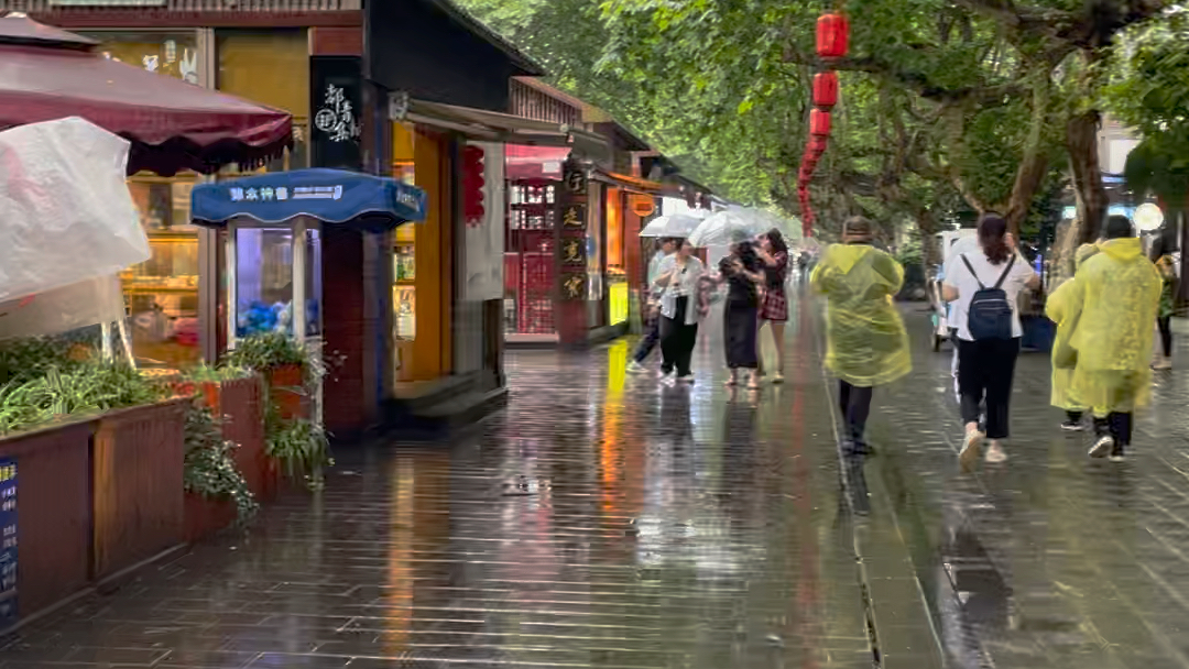 细雨中的都江堰步行街