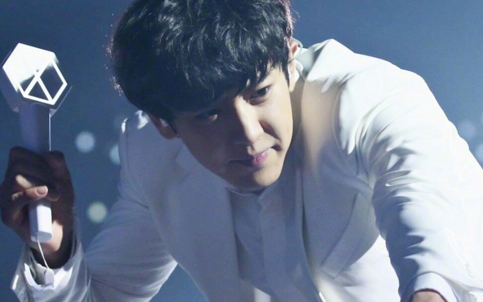 【朴灿烈】穿着白西装的鱼,这是什么绝世大可爱!