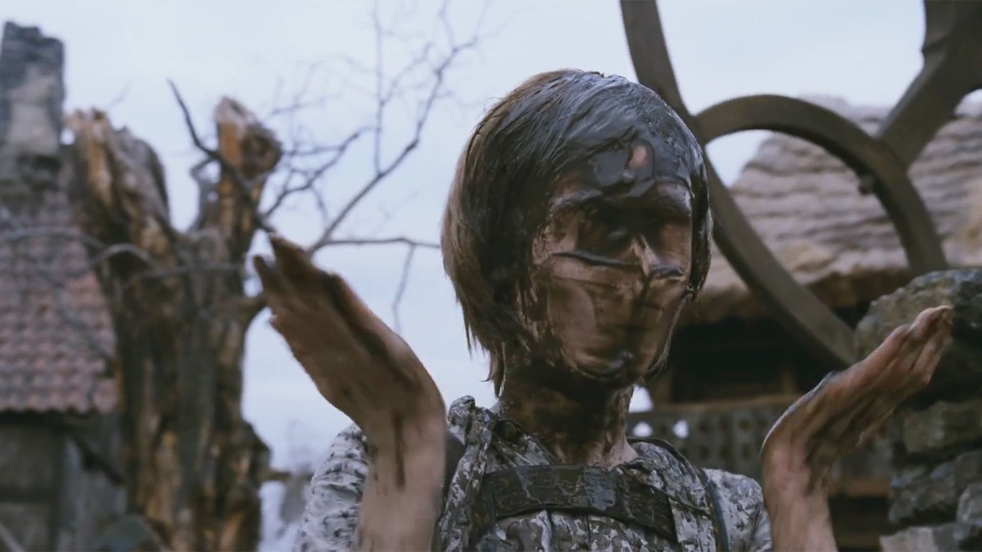 女孩只是被溅了一脸泥巴,五官竟然消失了,真可怕