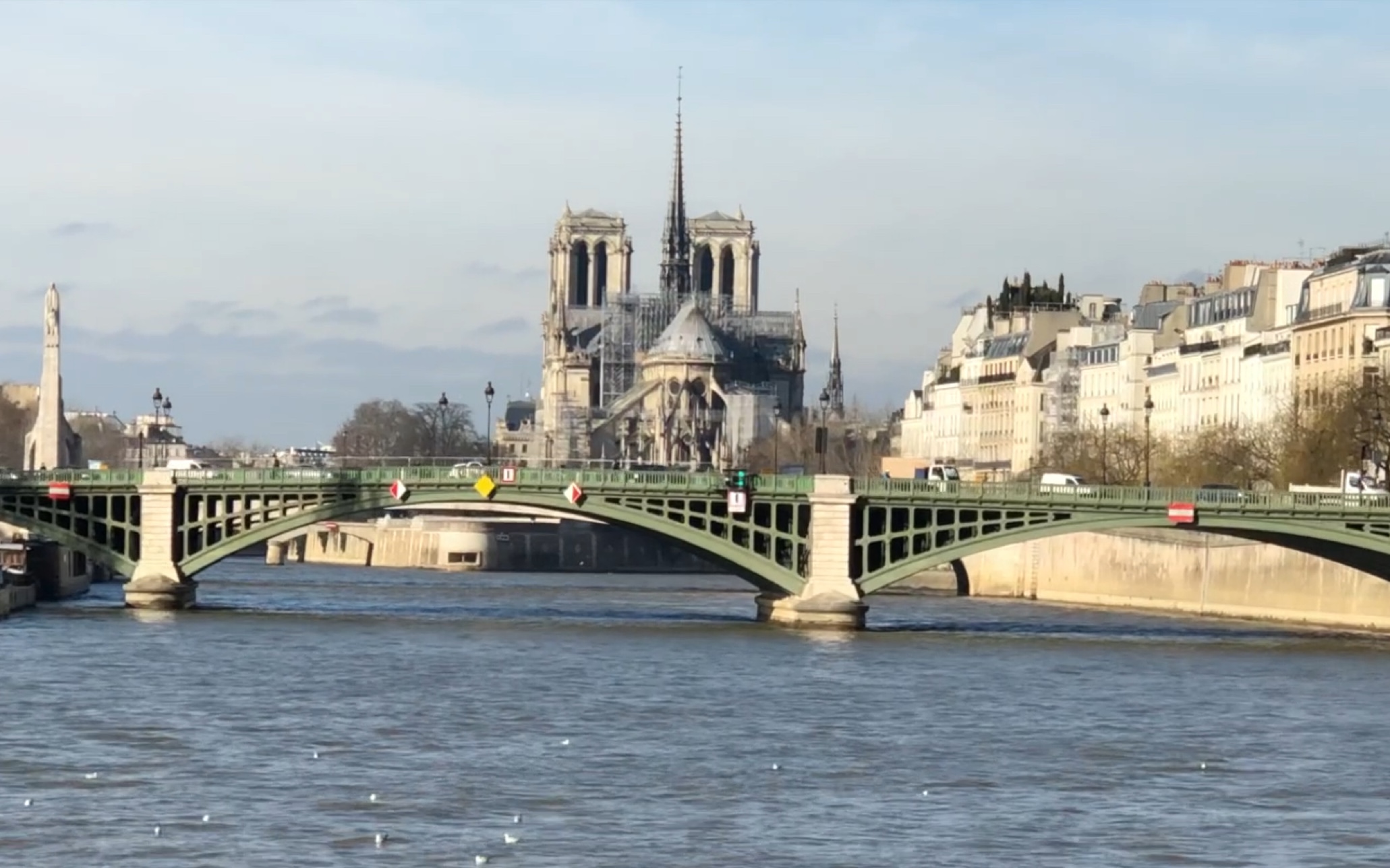 塞纳河上的巴黎圣母院