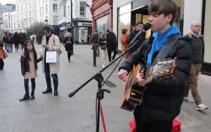 Télécharger la video: 15岁 在街头唱了 Coldplay -Yellow~