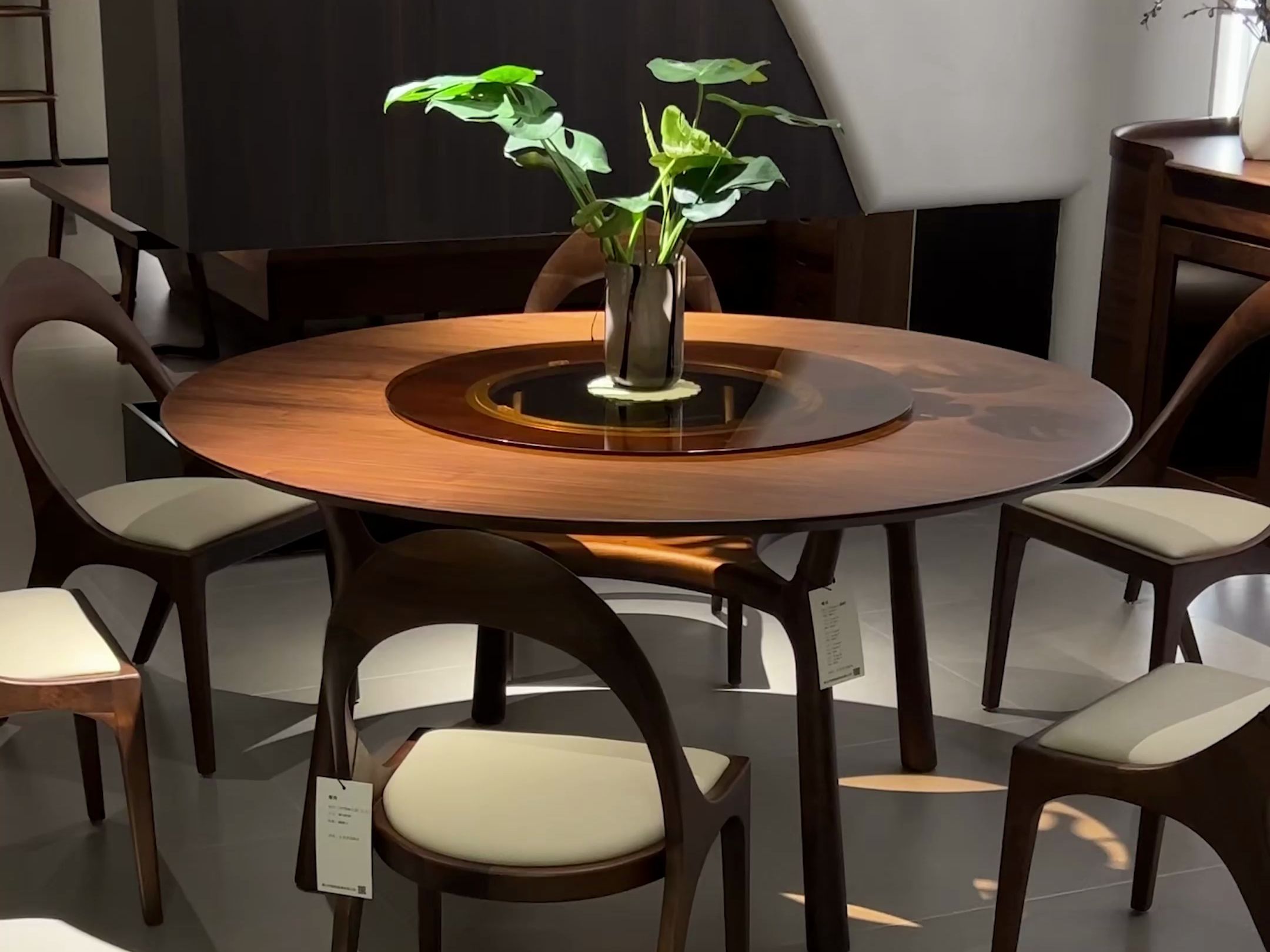 巧夺天工的实木餐桌,客厅的点睛之笔