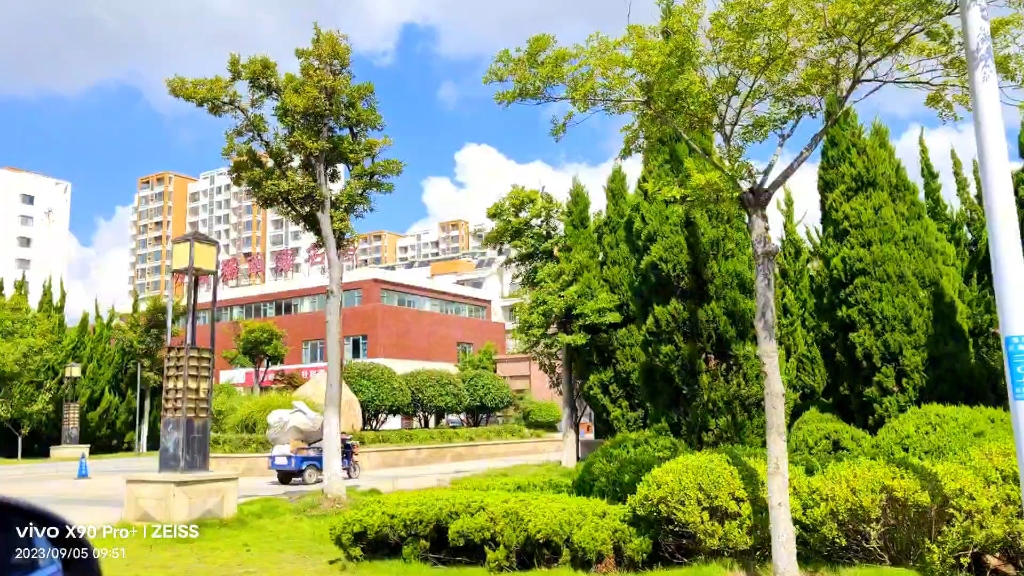 [图]乘车前往距乳山银滩十多公里的金滩，看看那里的街景与风景