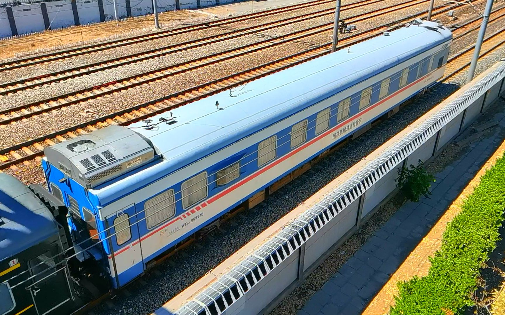 随拍389a------上局杭段hxd1d牵引附挂原色轨检wx25k-998946的t110次