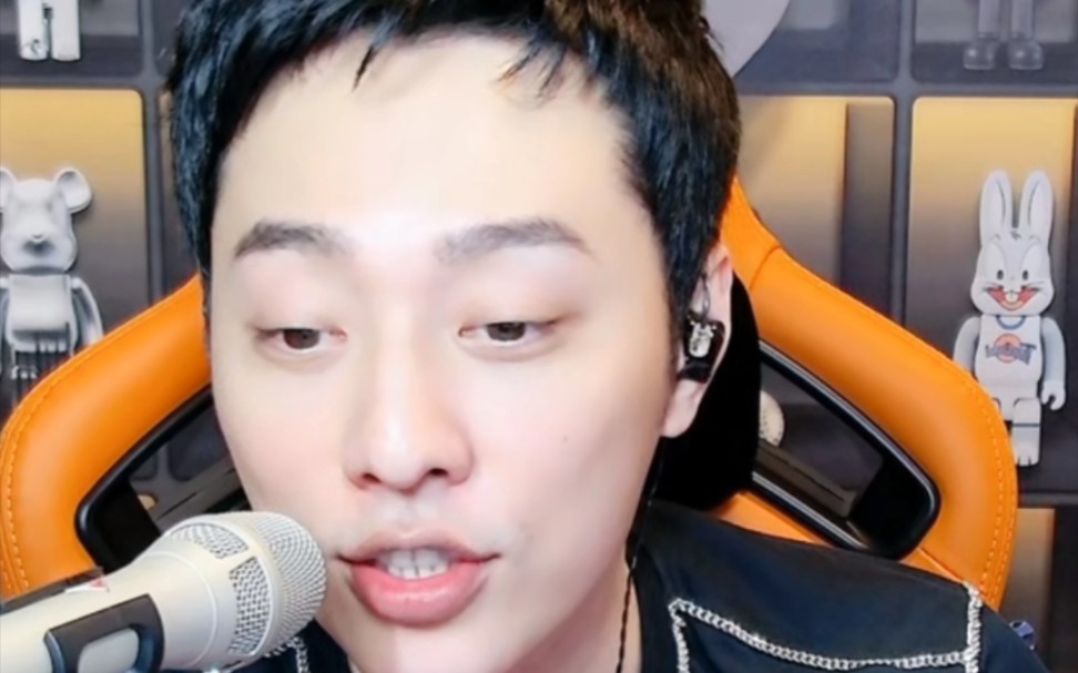 大舅哥现在正在直播!今天听《无感》.