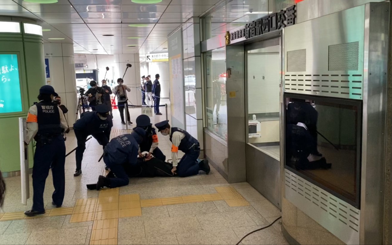 [图]【日本女警系列】日本新宿警視厅，持刀分子逮捕模拟训练。日本警察姐姐拿着防爆盾与犯罪分子斗智斗勇