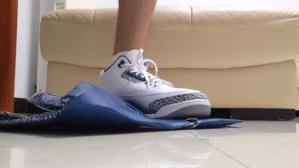 aj3白蓝踩鞋盒