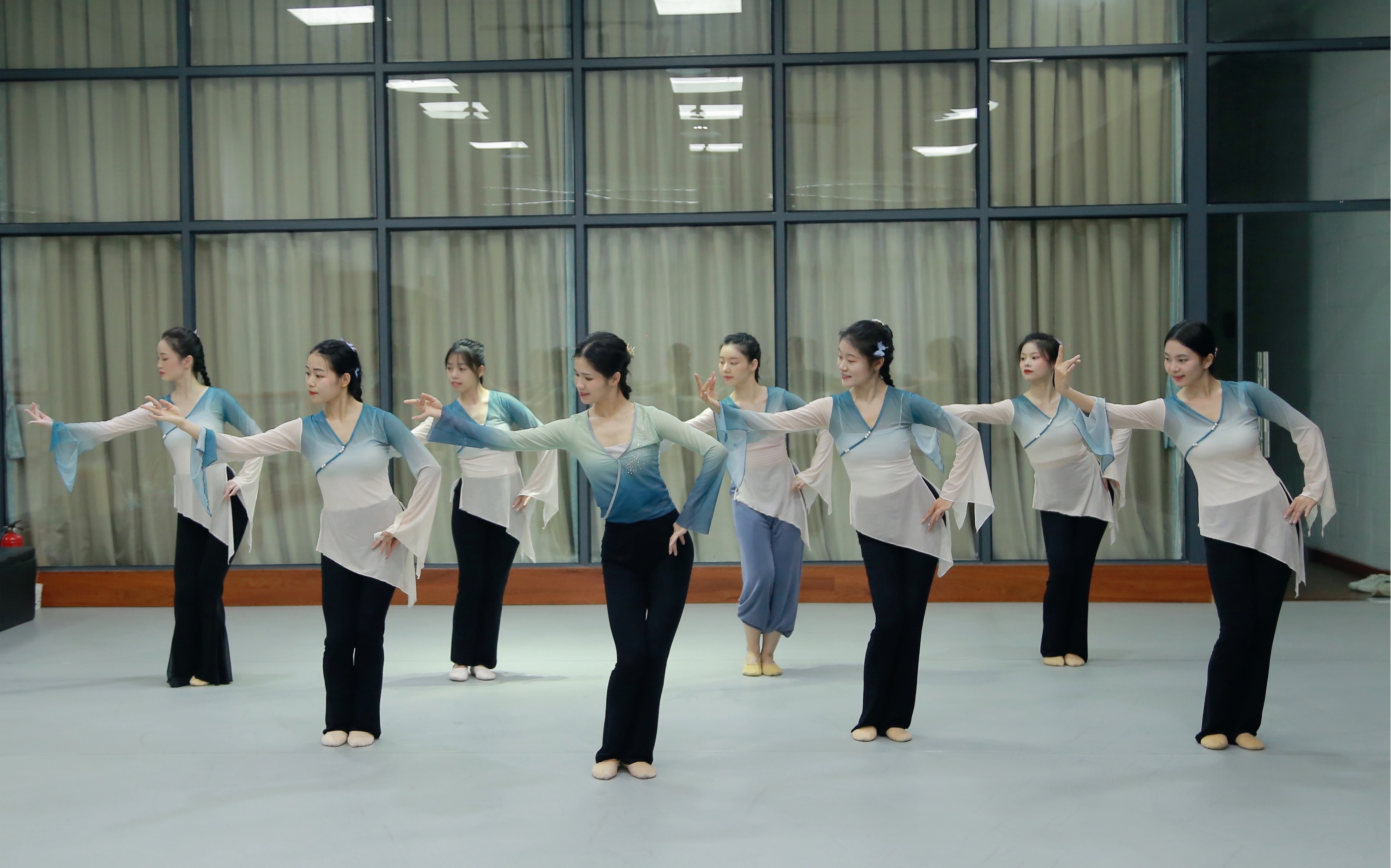 《醉清波》身韵舞蹈-39657621112_bili-默认收藏夹-哔哩哔哩视频