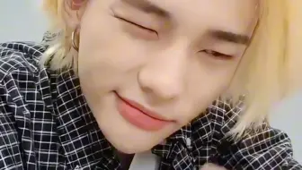 “hyunjin 会呼吸我们就结婚💍”