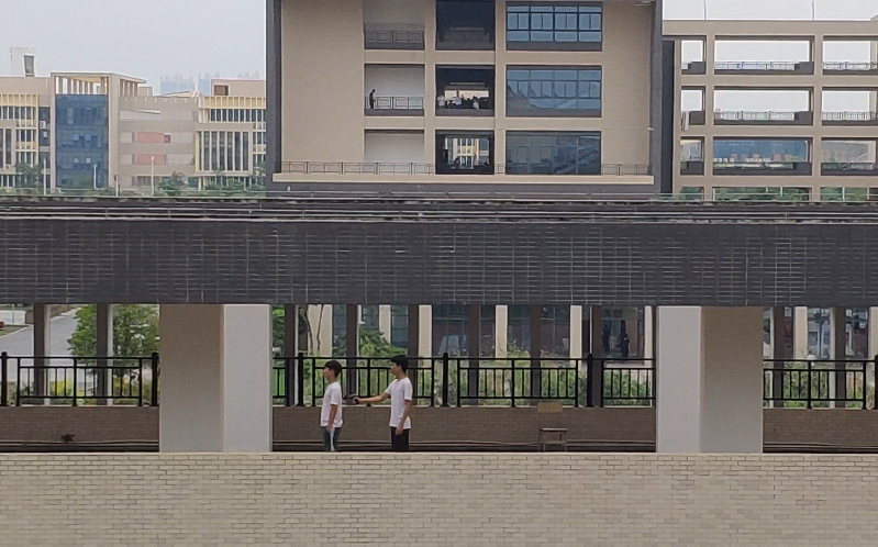 某学校学生在天台发生这样的事情