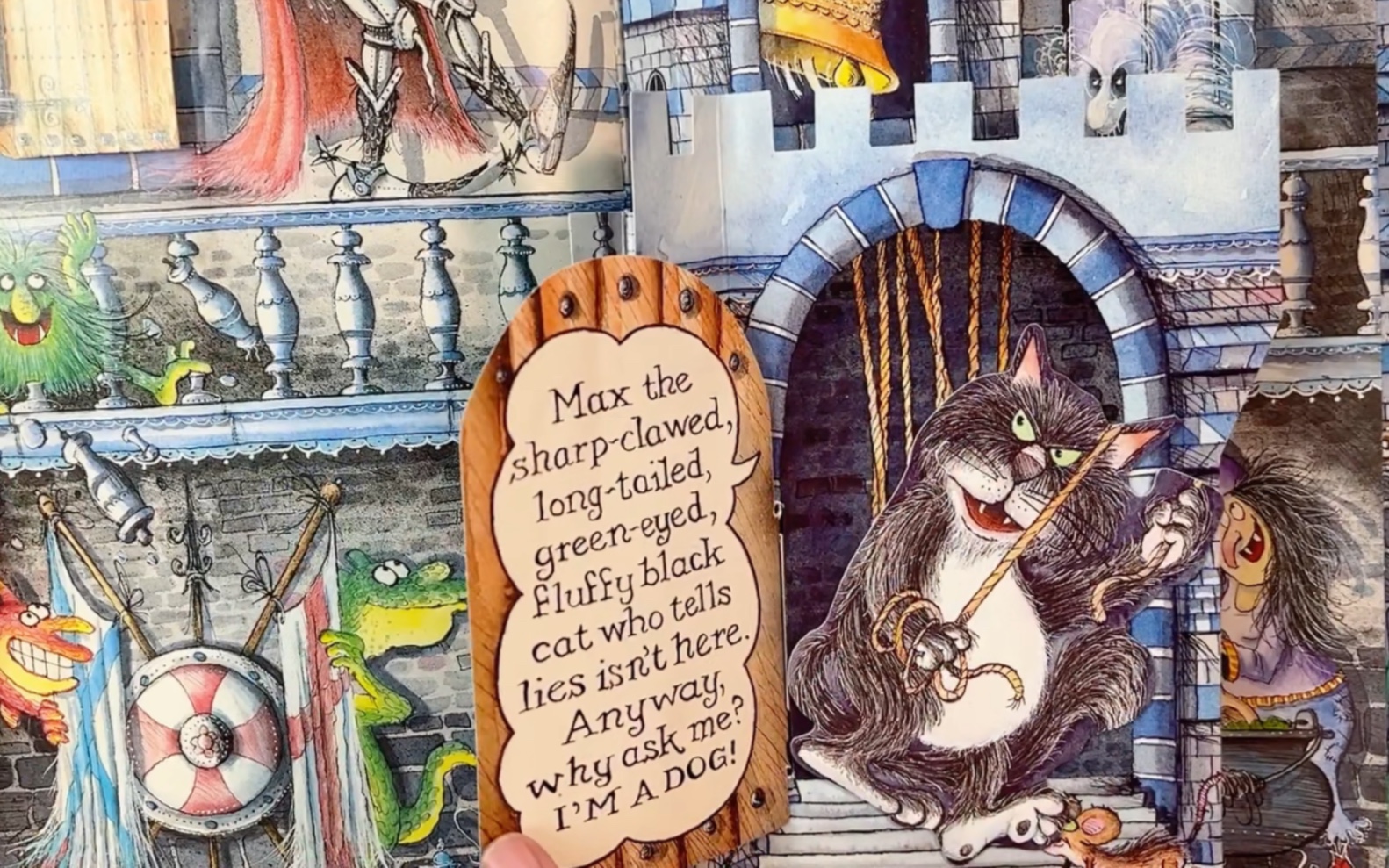 【机关立体书分享】又一本异形书.对这位画师的画风是真爱啊!