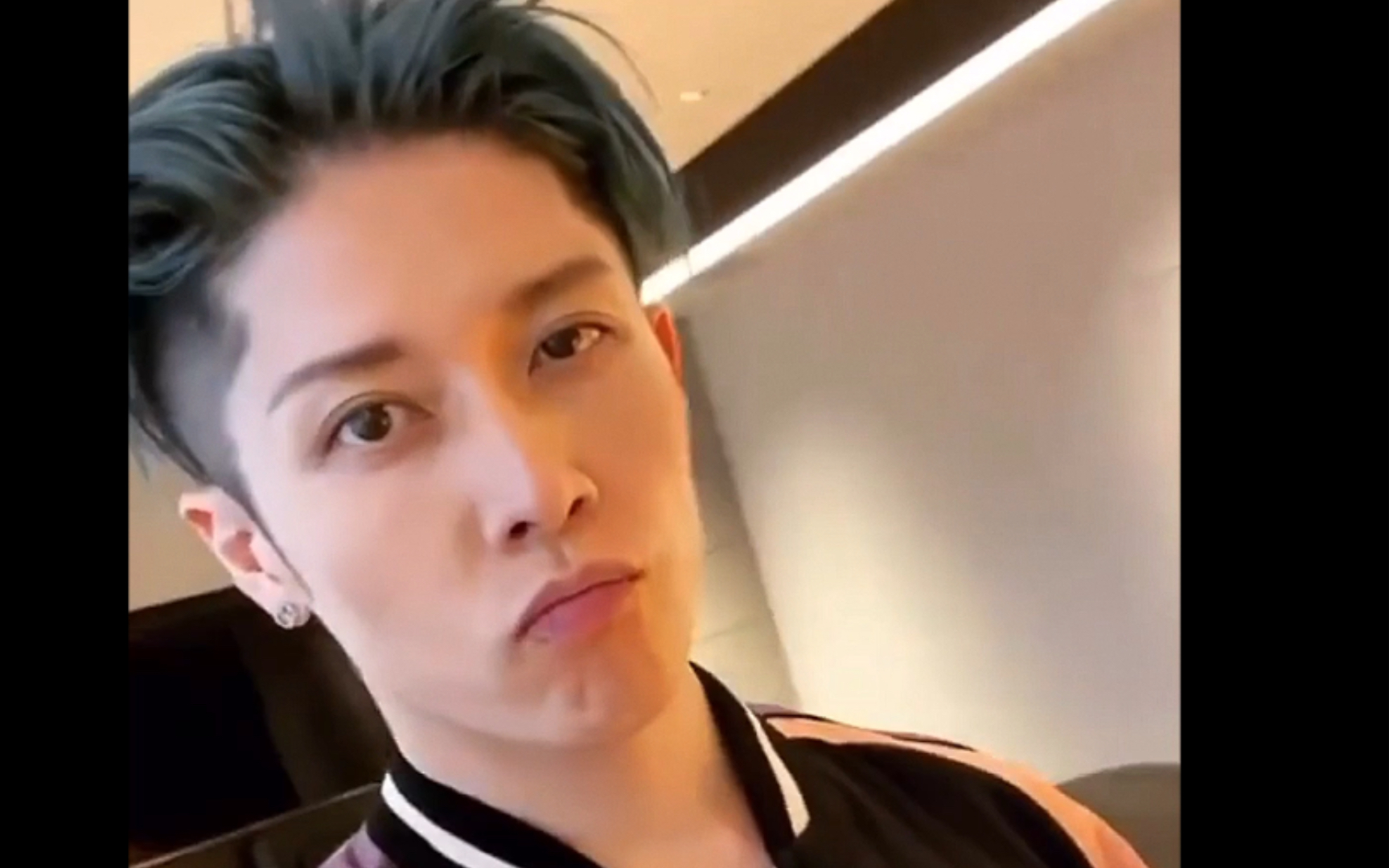 进来和米爹对视