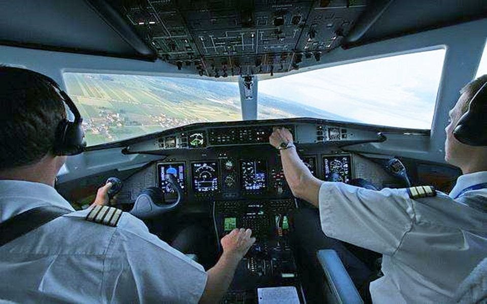 【模拟飞行】空中客车12级台风 狂风大暴雨降落,机长也吓坏了_哔哩