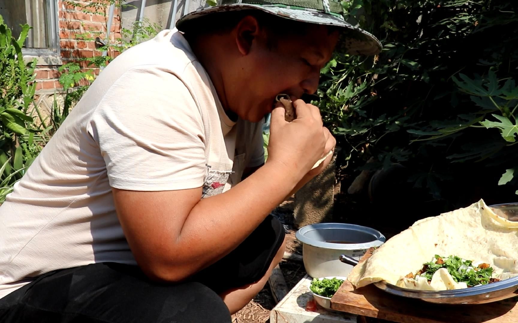 城里人都会丢掉的东西,农民小伙拿来做着吃,隔壁丫头都馋哭了_哔哩