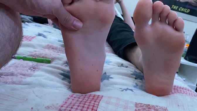 外国男生捏朋友45码大脚