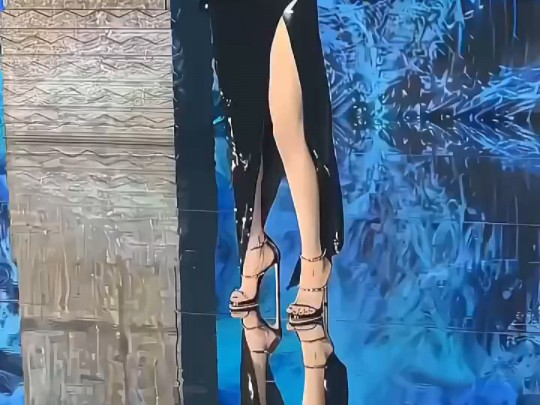 dang,让大幂幂穿着裙子在反光的地板上走秀?这也太危险了吧