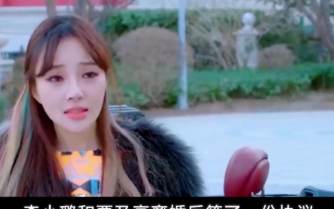 李小璐穿v领睡衣忘记镜头直接低头抱甜馨网友已经截图了(3)