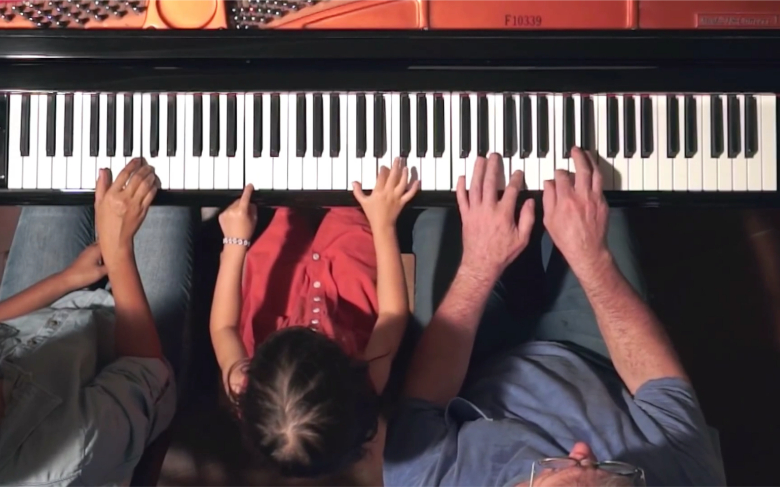 一家三口,六手联弹,太温馨了