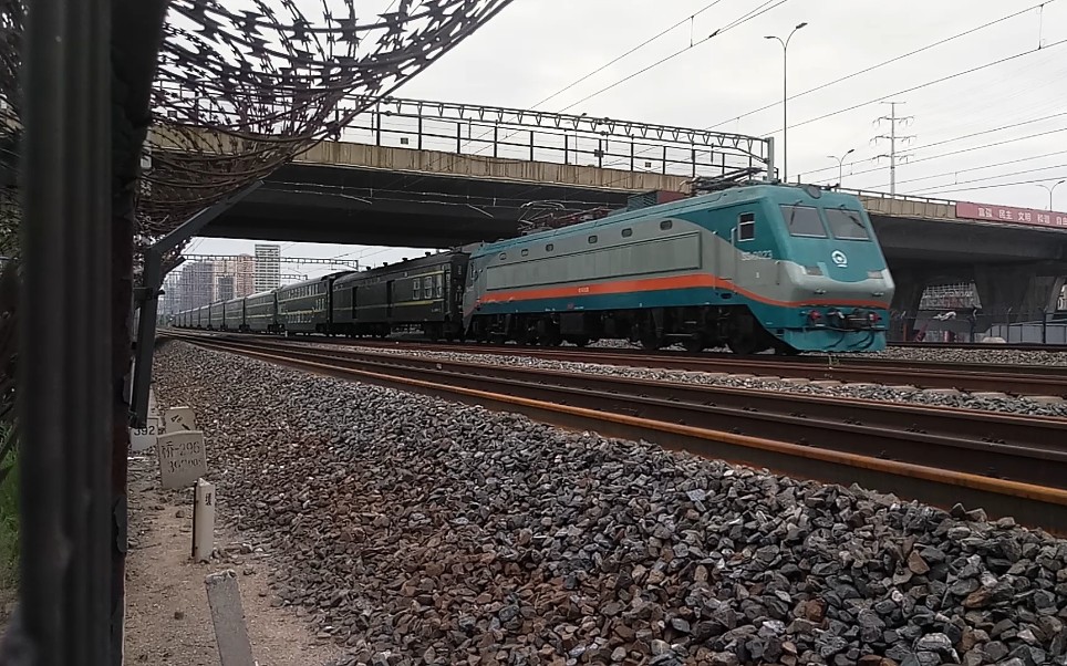 ss9-0023牵引4230次列车(沈阳~营口)通过沈铁火车头佳园